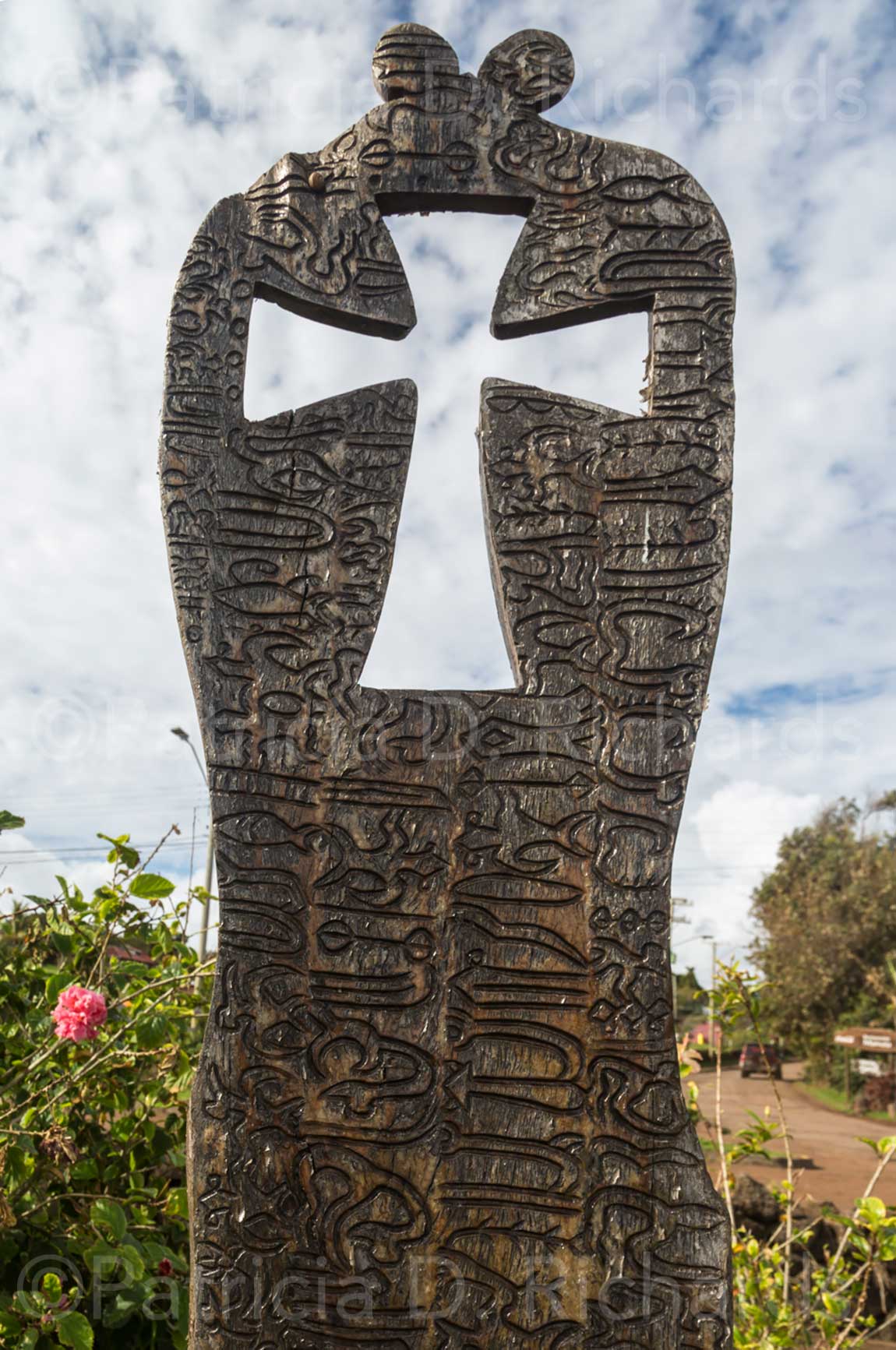 cemetery-marker-with-rongo-rongo-script